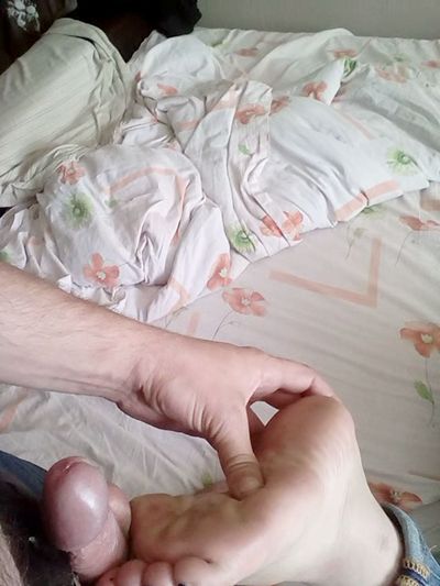 Je branle passionnément ma bite sur les jambes et les doigts de mon ami