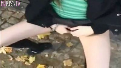 Jeune hirondelle suce un pénis dans le parc