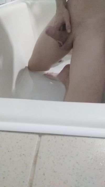Mein erstes Video. Ein junger Mann spielt im Badezimmer zum ersten Mal mit einem Schwanz
