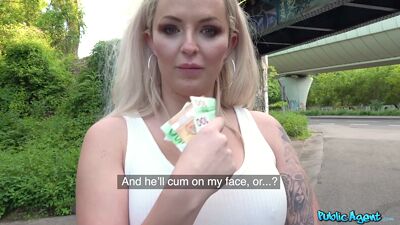 Sexy Blondine wurde für Sex auf der Straße bezahlt
