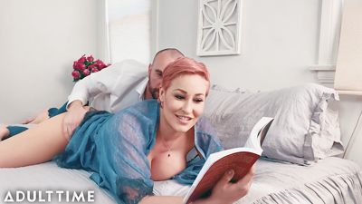 Rijpe sexy vrouw neukt met een bebaarde man