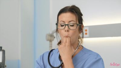 Medico ginecologo maturo scopa una piccola paziente