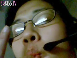 Un'asiatica matura si masturba la figa davanti a una webcam
