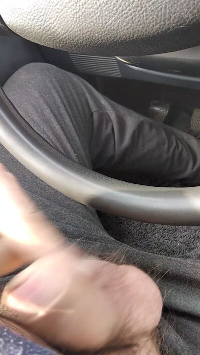 Mi masturbo in macchina e voglio scopare una figa matura e succosa