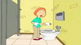 Die verdorbene Familie Griffen. Die rothaarige Schlampe Lois lutscht auf der Toilette