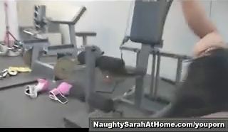 Sexo lésbico de perras en el gimnasio