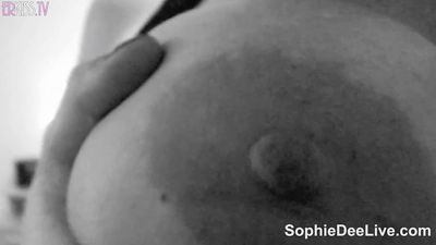 La tettona Sophie Dee si masturba in webcam