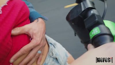 De man pakte de baby op een fiets en zette haar in anale seks