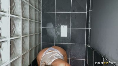 Seksowna blondynka z dużymi cyckami rucha się pod prysznicem