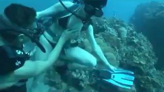 Молодая парочка занимается глубоководным сексом на дне океана