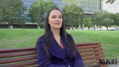 Une jeune brune russe avide d'argent a accepté le sexe