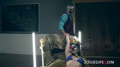 Ein fröhliches Clownpaar hat gerne Sex vor der Show