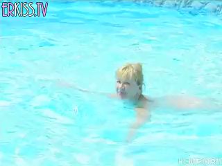 La mamma sexy nuota in piscina