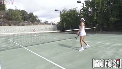Ein junger Mulattin-Tennisspieler lutscht auf dem Platz einen Schwanz und wird gefickt