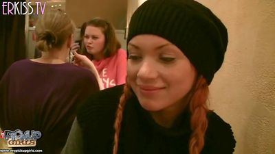 Artisti di rimorchio russi hanno preso una ragazza russa e l'hanno riempita di sperma in un bar