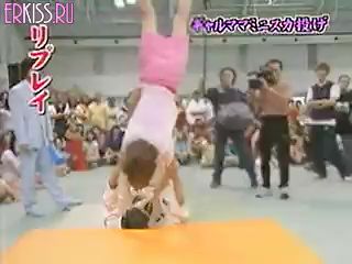 Une émission de judo sur des filles en jupe à la télévision japonaise