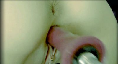 Une blonde maigre tatouée se fait baiser par une machine sexuelle