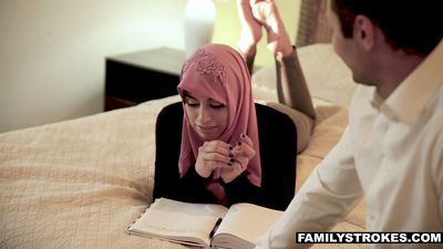 Geile gast neukt rondborstig moslimmeisje