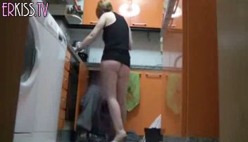 Uma mulher madura chamou um encanador para consertar a torneira da cozinha. Mas não foi só por isso que ela ligou para ele... A tia conheceu um jovem de camiseta e sem calcinha!