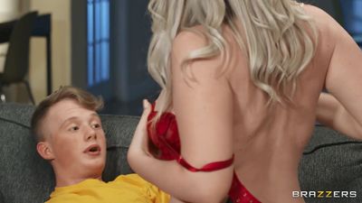 Belle-mère sexy aide son beau-fils à jouir