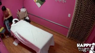 Vermomde camera's tonen een verborgen video van een massage, waarbij de masseuse een lul aftrekt, zuigt, een man neukt en sperma eruit haalt