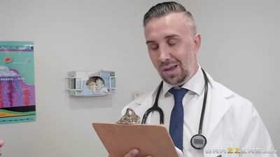 Le gynécologue tenait la chatte du patient avec ses doigts et son pénis