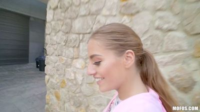 Blondie-atleet neukt met een pick-upartiest tijdens het joggen
