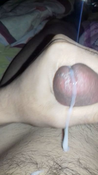 I jerk off my dick in my fist and cum violently on my stomach