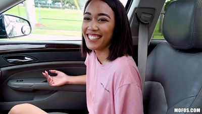 Jong Mexicaans meisje voor snelle seks in de auto