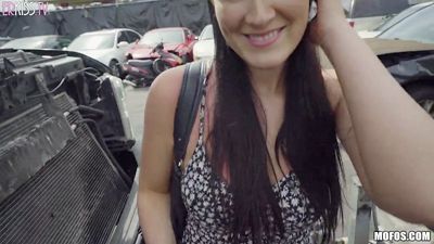 Un jeune artiste de pickup baise une nana au gros cul derrière les garages pour de l'argent