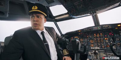 Sexy blonde stewardess neukt met een passagier