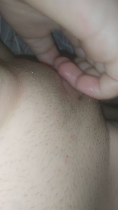Eu masturbo minha buceta com a mão do meu meio-irmão enquanto ele dorme