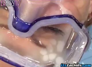 A somewhat exotic video for connoisseurs of chicks covered in sperm, in which a couple of dudes surrounded a red-haired scoundrel with a diving mask over her eyes from all sides and poured spicy streams of sperm on her face