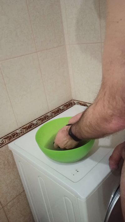 Ich wasche meiner Frau auf Wunsch die Strümpfe und wichse