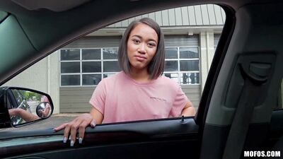 Молоденькая азиатка подбежала к машине и предложила секс