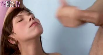 Chica rusa realiza una mamada profunda y una follada anal
