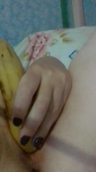 I play with a banana in my juicy pussy and want a fat dick